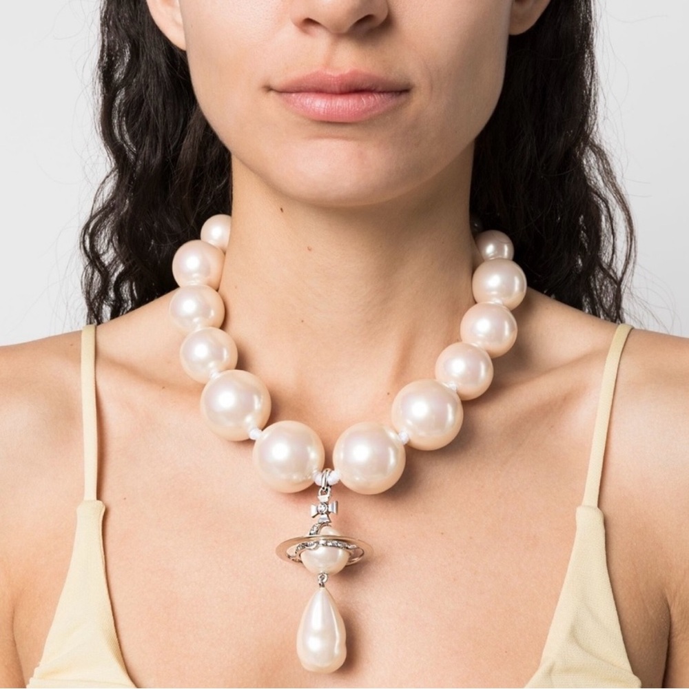 Vivienne Westwood
Orb Pendant Pearl Necklace Silver